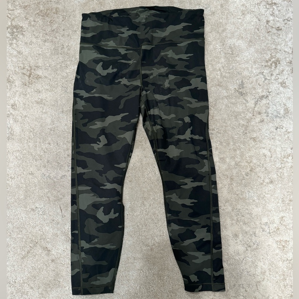 Athleta ulitmate 7/8 legging. Camo print. Size L